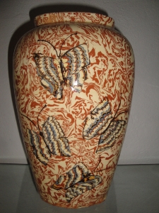 Grand vase rouge avec papillons